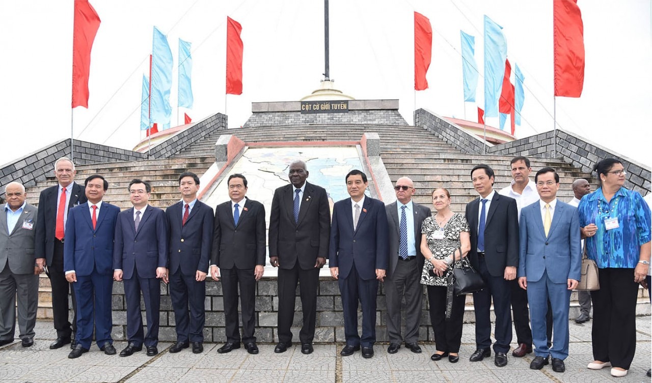 Chủ tịch Quốc hội Cuba Esteban Lazo Hernandez cùng các đại biểu thăm Khu Di tích Quốc gia Đặc biệt Đôi bờ Hiền Lương-Bến Hải, chiều 26/9.