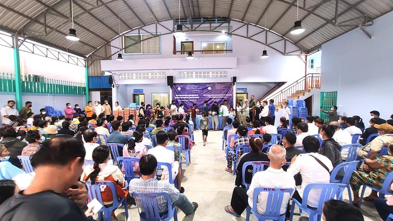 Thăm hỏi và tặng quà các gia đình có hoàn cảnh khó khăn tại Campuchia