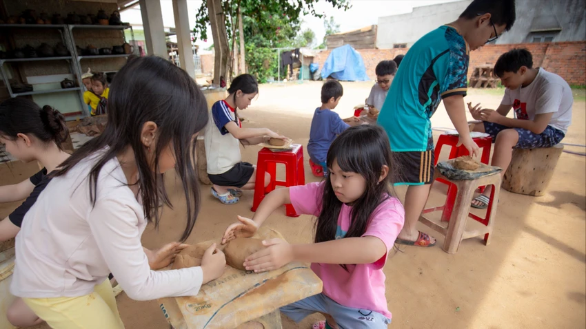 Học sinh TP.HCM thích thú trải nghiệm nghề làm gốm của người Chu ru