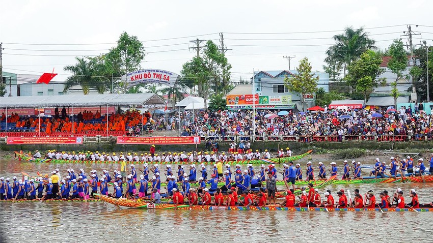 Hàng trăm nam nữ thi đua ghe ngo cầu mưa thuận gió hòa