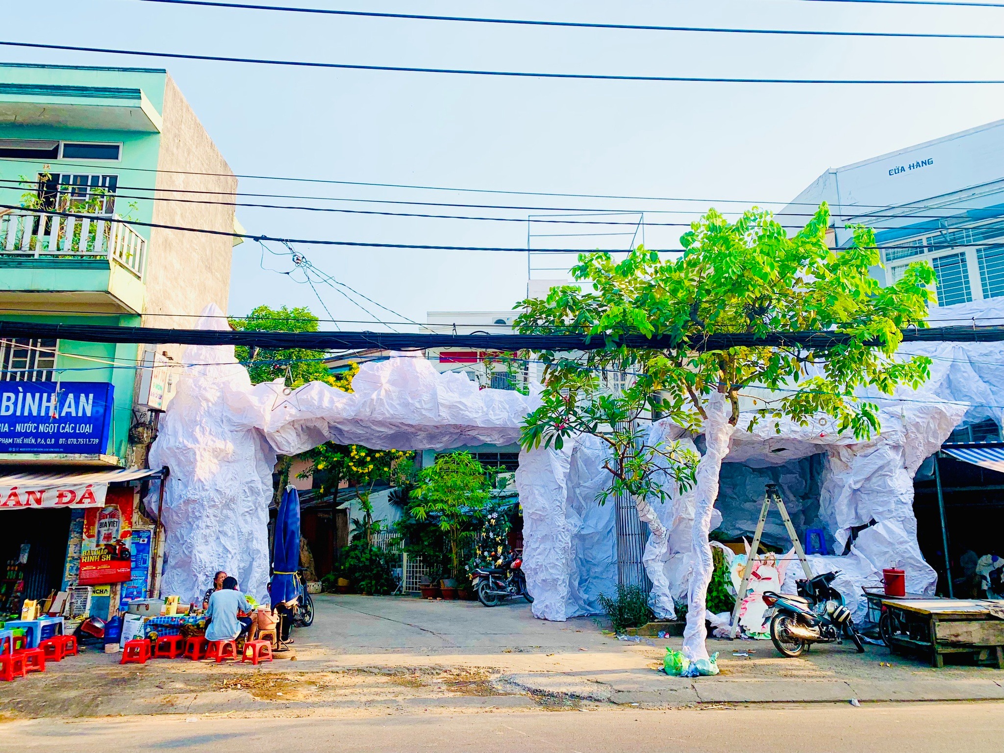 Những xóm đạo ngập tràn Giáng sinh ở TP.HCM: Người Công giáo phấn khởi làm hang đá, sắm áo mới - ảnh 5