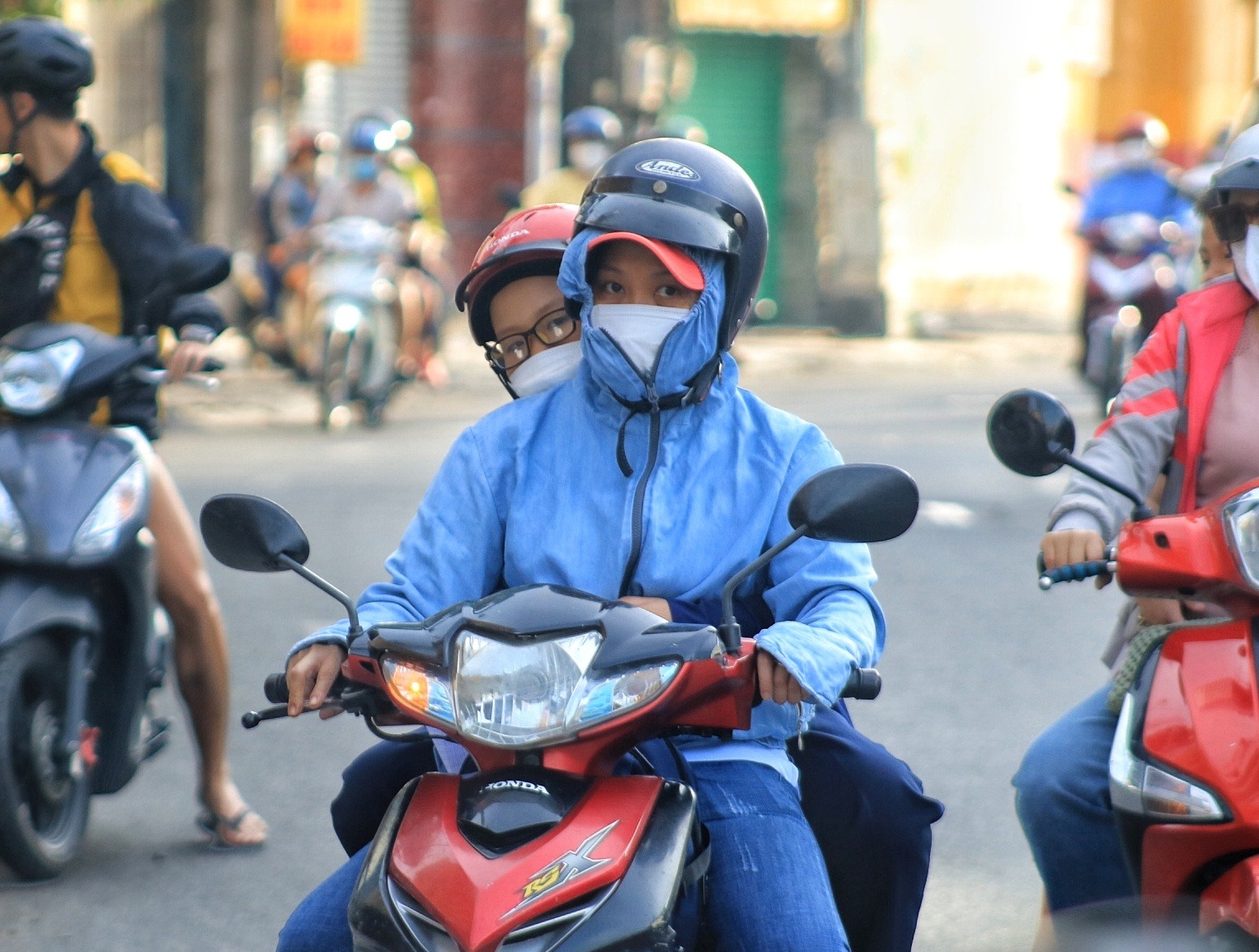 TP.HCM tiết trời se lạnh, người dân choàng khăn, khoác thêm áo, đội nón len... ra đường - ảnh 10