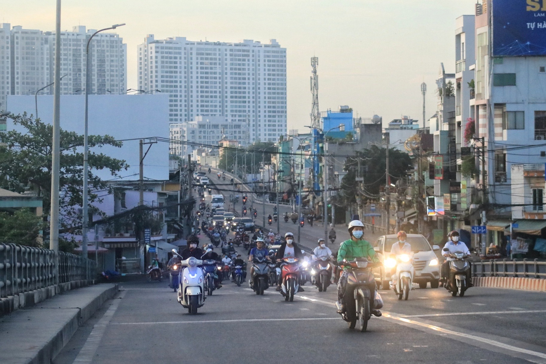 TP.HCM tiết trời se lạnh, người dân choàng khăn, khoác thêm áo, đội nón len... ra đường - ảnh 1