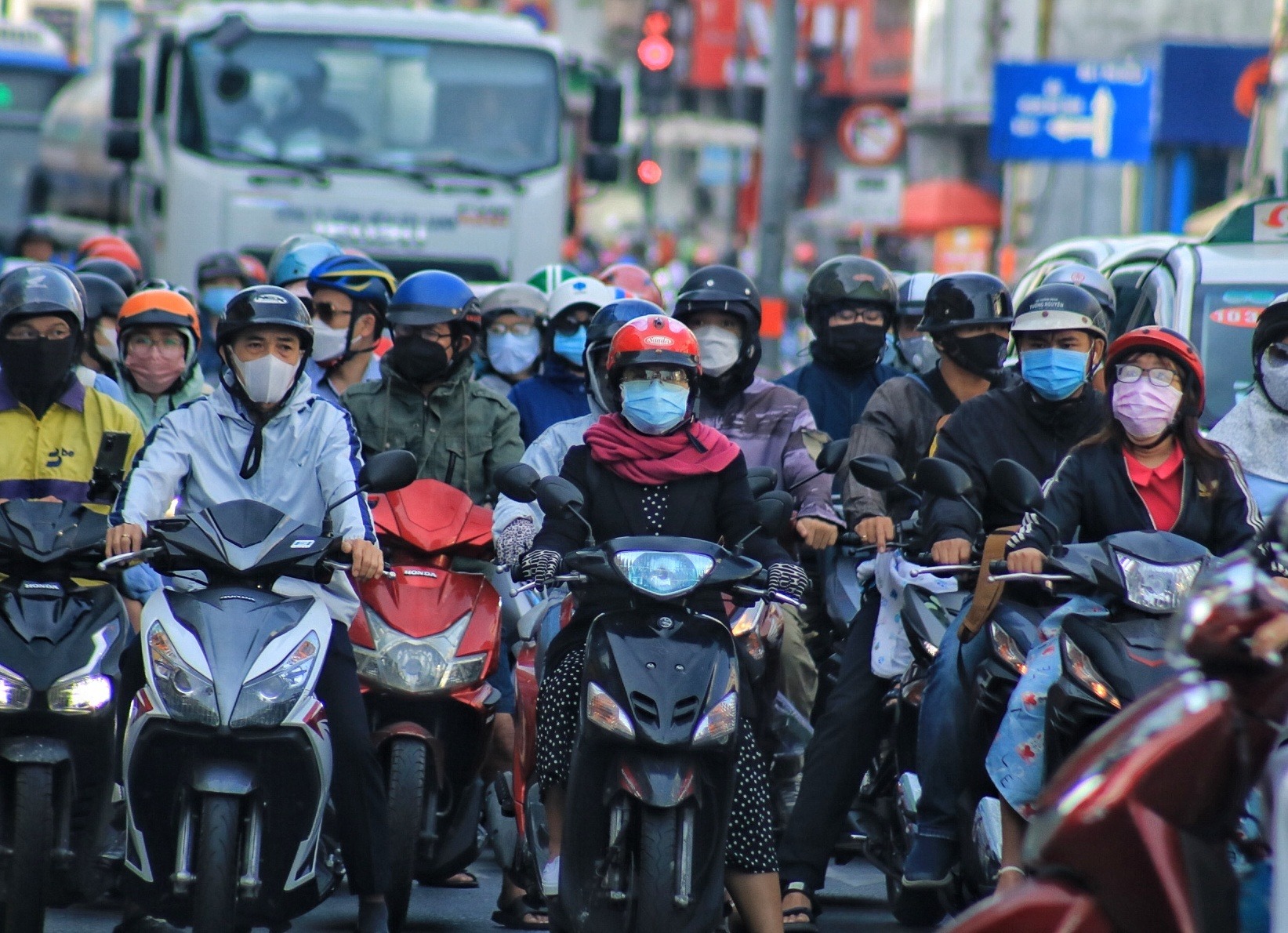 TP.HCM tiết trời se lạnh, người dân choàng khăn, khoác thêm áo, đội nón len... ra đường - ảnh 7