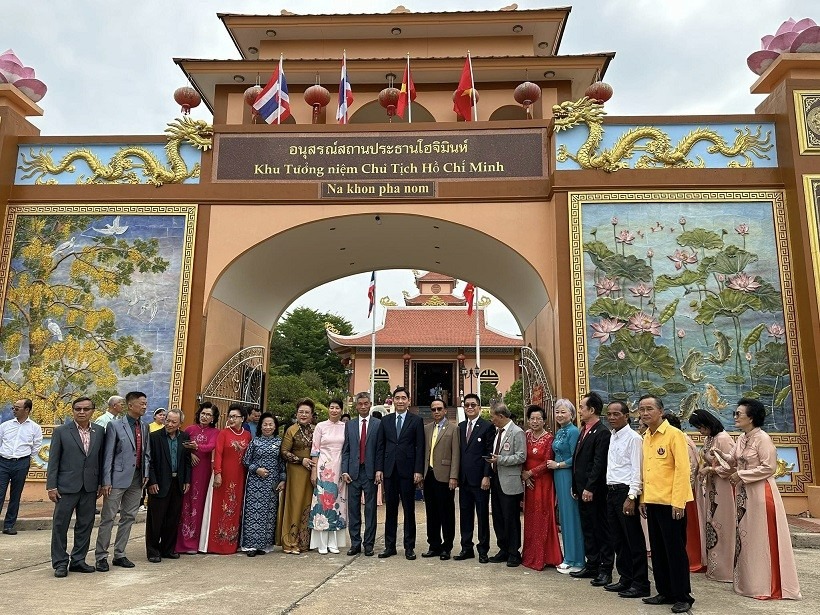 Đại sứ Phạm Việt Hùng cùng bà con kiều bào tại Khu di tích tưởng niệm Chủ tịch Hồ Chí Minh tại Nakhon Phanom.