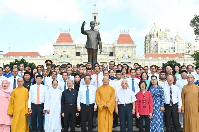 Đồng chí Nguyễn Phước Lộc, Phó Bí thư Thành ủy, Bí thư Đảng Đoàn, Chủ tịch Ủy ban MTTQ Việt Nam TPHCM cùng đoàn đại biểu MTTQ Việt Nam TPHCM dâng hoa tưởng niệm Chủ tịch Hồ Chí Minh. Ảnh: VIỆT DŨNG