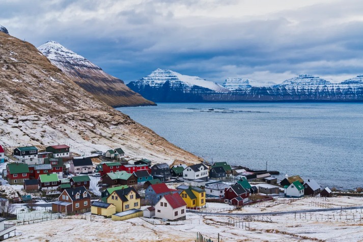 Quốc đảo nhỏ bé Faroe nằm giữa Iceland và Na Uy  và là có cừu nhiều hơn người. Đây là nơi xa xôi, lạnh giá mà du khách muốn đến.  Năm 2025 , có  các chuyến bay thẳng mới của Icelandair từ Reykjavik đến Vágar nên sẽ dễ tiếp cận Faroe hơn. Ảnh: Roberto Moiola/Sysaworld/Getty