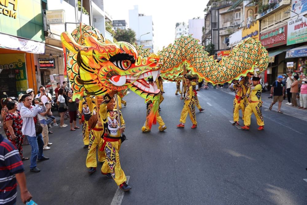 Ông Trần Em - Trưởng Hội quán Nghĩa An cho biết, lễ vía Quan Công có từ khi hội quán Nghĩa An được xây dựng khoảng 200 năm trước nhưng từ 2023, hình thức diễu hành trên đường phố mới diễn ra nhằm bảo tồn và phát triển lễ hội văn hóa truyền thống của cộng đồng người Hoa ở Sài Gòn. “Việc rước tượng mang ý nghĩa nguyện mưa thuận gió hòa, quốc thái dân an...“, ông Trần Em nói.