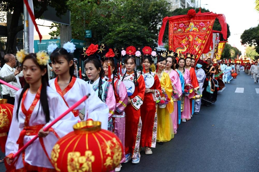   Đoàn diễu hành được hóa trang kỹ lưỡng, công phu thành các nhân vật thần thoại như Sa Tăng, Thần tài, Bát tiên..., tạo nên bầu không khí lễ hội hoành tráng.